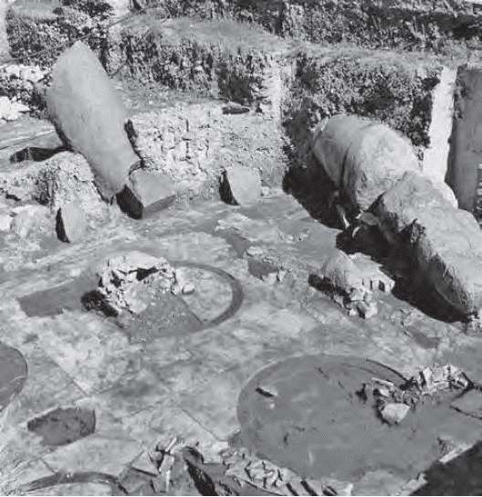 Crollo delle colonne granitiche del Templum Pacis sul pavimento senza interposizione di livelli di abbandono (foto P. Galli, in RIASA 62-63, 2007-2008, fig. 9 p. 16)