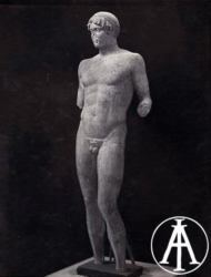 Atene, Museo Archeologico Nazionale, statua di Apollo tipo Omphalos, proveniente dal teatro di Dioniso ad Atene, inv. 45.<br>Fot.: Edizioni Alinari, Firenze, n. 24210.<br>Data ripresa: 1930 ca.<br>Fondo Lugli, inv. 73892