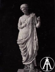 Atene, Museo Archeologico Nazionale, statua di Afrodite, copia dall'originale attribuito a Calamis.<br>Fot.: Edizioni Alinari, Firenze, n. 24206.<br>Data ripresa: 1930 ca. <br>Fondo Lugli, inv. 73899