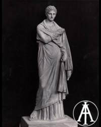Atene, Museo Archeologico Nazionale, statua femminile di età romana.<br>Fot.: Edizioni Alinari, Firenze, n. 24302.<br>Data ripresa: 1930 ca. <br>Fondo Lugli, inv. 73905