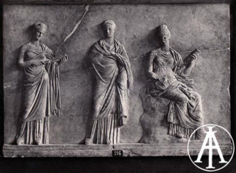 Atene, Museo Archeologico Nazionale, rilievo in marmo con raffigurazione delle Muse, inv. 216.<br>Fot.: Edizioni Alinari, Firenze, n. 24305.<br>Data ripresa: 1930 ca. <br>Fondo Lugli, inv. 73906
