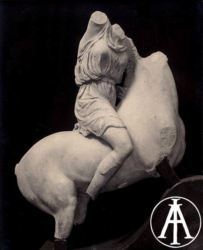 Atene, Museo Archeologico Nazionale, amazzone a cavallo, dal frontone del tempio di Asclepio ad Epidauro, 380 a.C. ca., inv. 138.<br>Fot.: Edizioni Alinari, Firenze, n. 24202.<br>Data ripresa: 1930 ca. <br>Fondo Lugli, inv. 73909