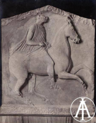 Atene, Museo Archeologico Nazionale, stele funeraria con cavaliere, proveniente da Tespie.<br>Fot.: Edizioni Alinari, Firenze, n. 24396.<br>Data ripresa: 1930 ca. <br>Fondo Lugli, inv. 73914