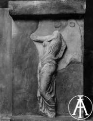 Atene, Museo dell'Acropoli, frammento della balaustra del tempio di Atena Nike.<br>Fot.: Edizioni Alinari, Firenze, n. 24624.<br>Data ripresa: 1930 ca. <br>Fondo Lugli, inv. 73943