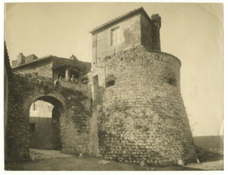 Batignano (GR), porta del paese e torre cilindrica.<br>
Albumina, mm. 257 x 196
<br>Fot.: Istituto Italiano d'Arti Grafiche, Bergamo.
<br>Data ripresa: 1904 circa-1905
<br>Fondo Ricci, inv. 54907