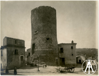 Biccari (FG), piazza della Torre.<br>
Gelatina, mm. 256 x 197
<br>Fot.: Istituto Italiano d'Arti Grafiche, Bergamo.
<br>Data ripresa: 1909 circa-1910
<br>Fondo Ricci, inv. 13364 RICCI-BICCARI-13364-RECTO