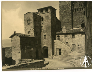 Bolsena (VT), rocca medievale.<br>
Gelatina, mm. 253 x 196
<br>Fot.: Edizioni Brogi, Firenze.
<br>Data ripresa: 1900-1910 circa
<br>Fondo Ricci, inv. 7934