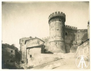 Bracciano (RM), castello Orsini Odescalchi, torre delle torture.<br>
Gelatina, mm. 254 x 195
<br>Fot.: Istituto Italiano d'Arti Grafiche, Bergamo.
<br>Data ripresa: 1905 circa-1909
<br>Fondo Ricci, inv. 7208
