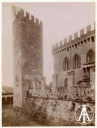 Carimate (CO), castello Arnaboldi, veduta della torre.<br>
Albumina, mm. 189 x 257
<br>Fot.: Istituto Italiano d'Arti Grafiche, Bergamo.
<br>Data ripresa: 1910 circa-1912
<br>Fondo Ricci, inv. 28266