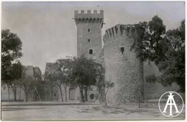 Castelnuovo Magra (SP), castello Malaspina.
<br>Gelatina, mm. 145 x 93
<br>Fot.: Anonimo.
<br>Data ripresa: 1910 circa
<br>Fondo Ricci, inv. 13455