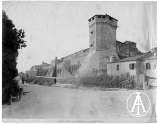 Fano (PU), fortezza malatestiana.<br>
Albumina, mm. 253 x 201
<br>Fot.: Anonimo.
<br>Data ripresa: 1890 circa
<br>Fondo Ricci, inv. 20976