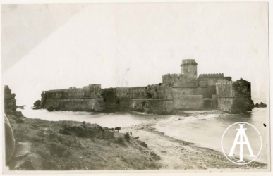 Isola Capo Rizzuto (KR), castello.<br>
Albumina (?), mm. 254 x 160
<br>Fot.: Ing. Abatino, Sovraintendenza ai Monumenti di Napoli.
<br>Data ripresa: 1900 circa
<br>Fondo Ricci, inv. 28967