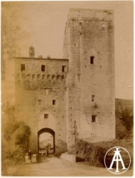 Paganico (SI), porta senese, veduta dell'esterno.<br>
Albumina, mm. 193 x 254
<br>Fot.: Istituto Italiano d'Arti Grafiche, Bergamo.
<br>Data ripresa: 1904 circa-1905
<br>Fondo Ricci, inv. 36996