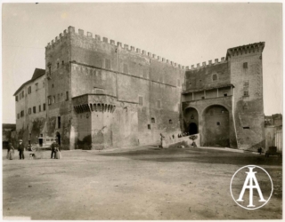 Pitigliano (GR), castello Orsini.<br>
Albumina, mm. 253 x 194
<br>Fot.: Istituto Italiano d'Arti Grafiche, Bergamo.
<br>Data ripresa: 1905 circa
<br>Fondo Ricci, inv. 15151