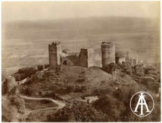 Scarlino (GR), Rocca aldobrandesca o Pisana.
<br>Albumina, mm. 256 x 193
<br>Fot.: Istituto Italiano d'Arti Grafiche, Bergamo.
<br>Data ripresa: 1905 circa
<br>Fondo Ricci, inv. 27045