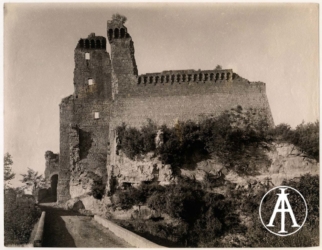 Sovana (GR), rocca aldobrandesca.<br>
Albumina, mm. 252 x 193
<br>Fot.: Istituto Italiano d'Arti Grafiche, Bergamo.
<br>Data ripresa: 1905 circa
<br>Fondo Ricci, inv. 26832