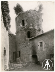 Staggia (SI), castello dei Franzesi, torre rotonda.<br>
Albumina, mm. 193 x 253
<br>Fot.: Istituto Italiano d'Arti Grafiche, Bergamo.
<br>Data ripresa: 1905 circa
<br>Fondo Ricci, inv. 14497