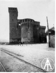 Vignola (MO), la rocca.<br>
Albumina, mm. 161 x 210
<br>Fot.: Istituto Italiano d'Arti Grafiche, Bergamo.
<br>Data ripresa: 1905 circa
<br>Fondo Ricci, inv. 16596