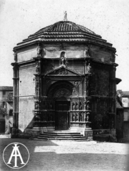 Vicovaro (RM), Tempietto di San Giacomo, facciata.<br>
Gelatina, mm 170 x 230<br>Fot.: Gabinetto Fotografico Nazionale, Roma, serie E 835. <br>Data ripresa: 1910 ca.
<br>Fototeca INASA, inv. 50787