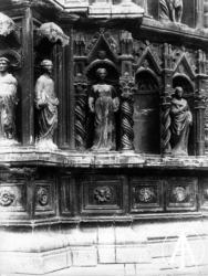 Vicovaro (RM), Tempietto di San Giacomo, portale. Primo ordine di nicchie a sinistra del portale.<br>Gelatina, mm 170 x 230<br>Fot.: Gabinetto Fotografico Nazionale, Roma, serie E 843<br>Data ripresa: 1910 ca.<br>Fototeca INASA, inv. 50779