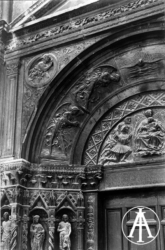 Vicovaro (RM), Tempietto di San Giacomo, portale. Lato sinistro della lunetta.
<br>Gelatina, mm 170 x 230<br>Fot.: Gabinetto Fotografico Nazionale, Roma<br>Data ripresa: 1910 ca.<br>Fototeca INASA, inv. 52924