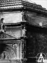 Vicovaro (RM), Tempietto di San Giacomo, facciata. Particolare della sommità del pilastro angolare destro di facciata.<br>Gelatina, mm 170 x 230<br>Fot.: Gabinetto Fotografico Nazionale, Roma, serie E 840<br>Data ripresa: 1910 ca.<br>Fototeca INASA, inv. 50782