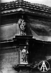 Vicovaro (RM), Tempietto di San Giacomo. Due statue di Apostoli sui basamenti sovrapposti del pilastro sinistro di facciata.<br>Gelatina, mm 170 x 230<br>Fot.: Gabinetto Fotografico Nazionale, Roma, serie E 839<br>Data ripresa: 1910 ca.<br>Fototeca INASA, inv. 59783