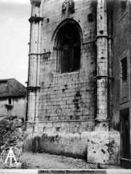 Vicovaro (RM), Tempietto di San Giacomo. Finestra a sesto acuto sul lato destro e muro della sagrestia demolita.<br>Gelatina, mm 170 x 230<br>Fot.: Eredi R. Moscioni, Roma, n. 3894<br>Data ripresa: 1910 ca.<br>Fototeca INASA, inv. 18043